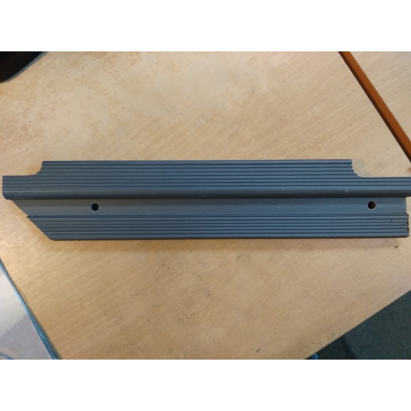 Finition du Seuil de Porte Avant Droite de couleur GRIS